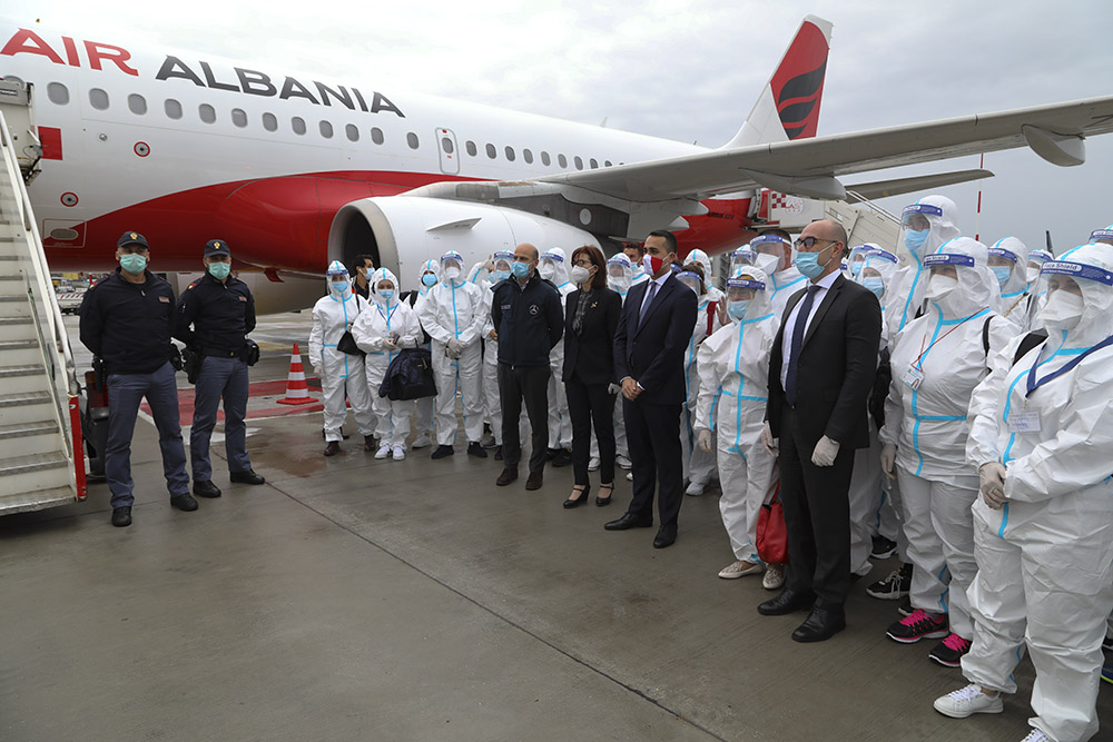 Ambasadorja e Shqipërisë në Itali Anila Bitri Lani dhe ministri i Jashtëm i Republikës itaiane Luigi Di Maio, në aeroportin e Fiumicinos, në pritjen e kontingjentit të dytë të mjekëve dhe infermierëve të ardhur nga Shqipëria