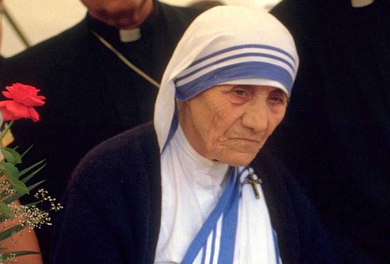 Më 15 mars nënshkruhet dekreti i shenjtërimit të Nënë Terezës