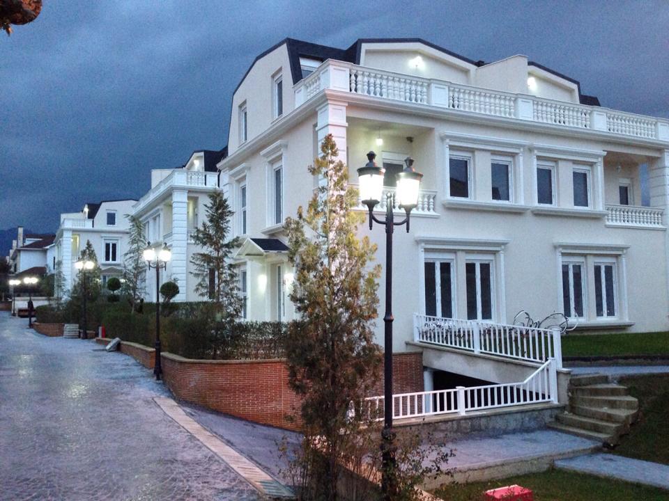 Kompleksi “White Houses” i ndërtuar nga kompania “F.Z Construction” e familjarëve të Fejzo Zekaj. Foto:Facebook