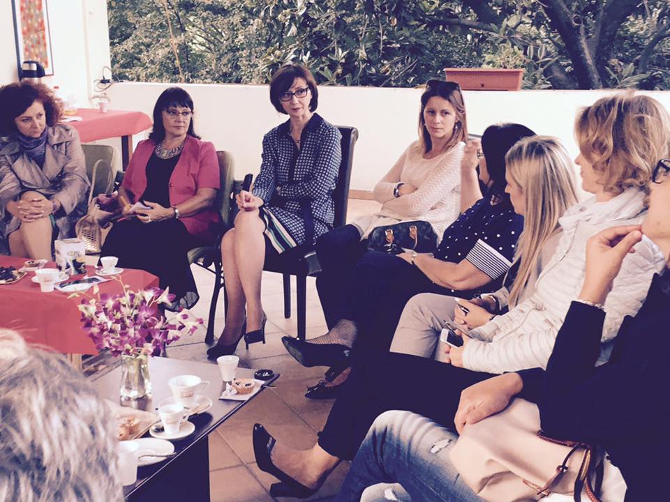 Ambasadorja mes të ftuarave të saj për një takim në ambasadë (Romë, 30 shtator 2016)