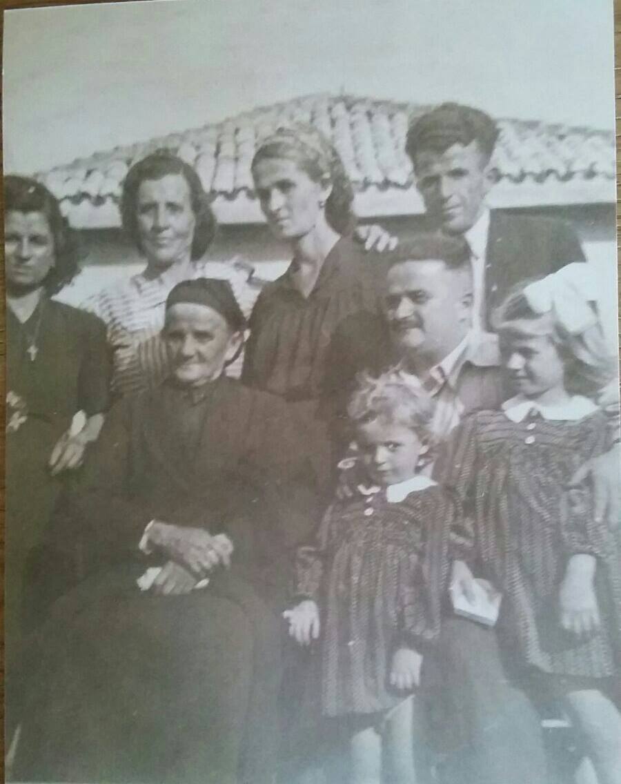 Nonni materni - tra i parenti albanesi del nonno - a Himarë, Albania, 1942