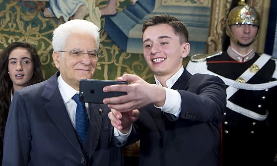 Bernard Dika scatta un selfie col presidente della Repubblica che gli ha consegnato il titolo di Alfiere della Repubblica