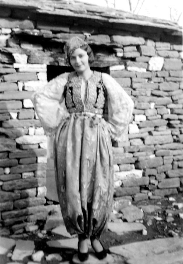 Aurelia me kostum kombëtar shqiptar, Gjirokastër 1935